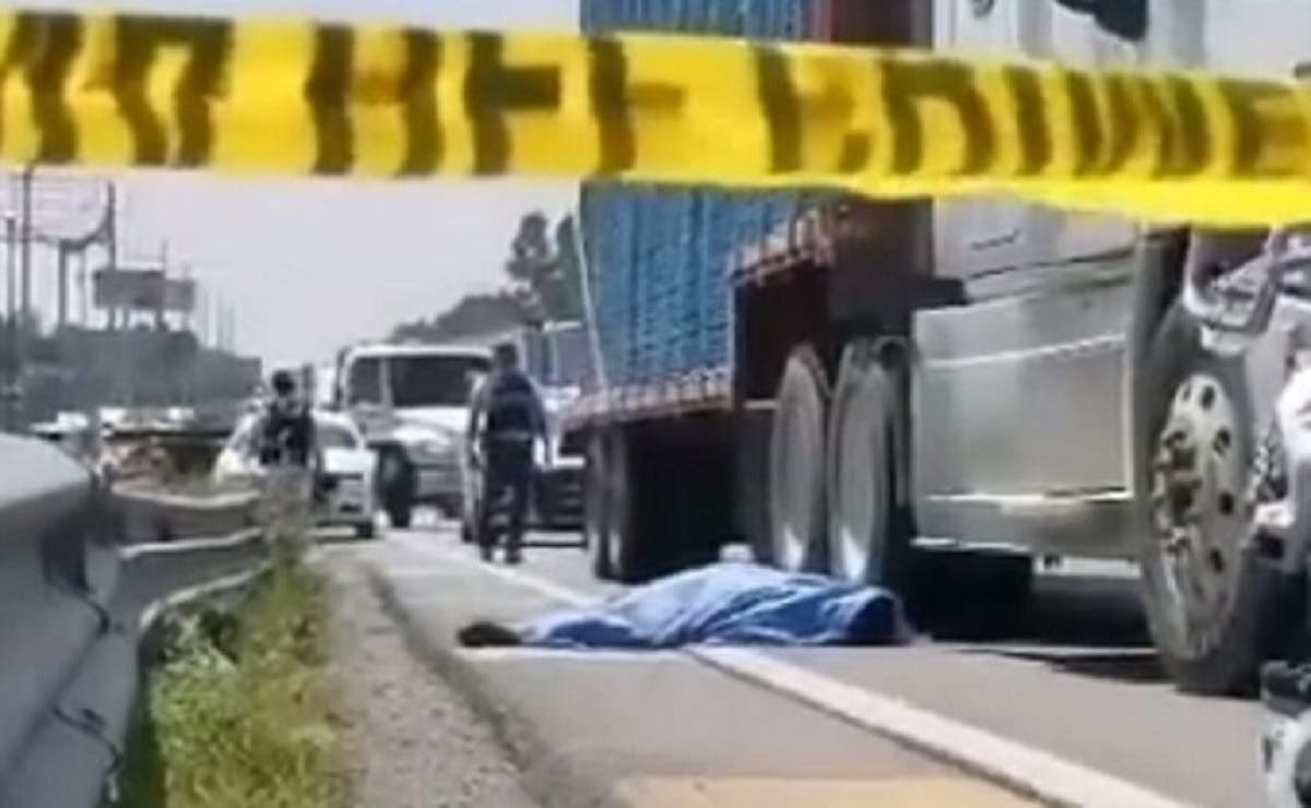 Motociclistas intentó rebasar a un tráiler y terminó aplastado en la México-Puebla
