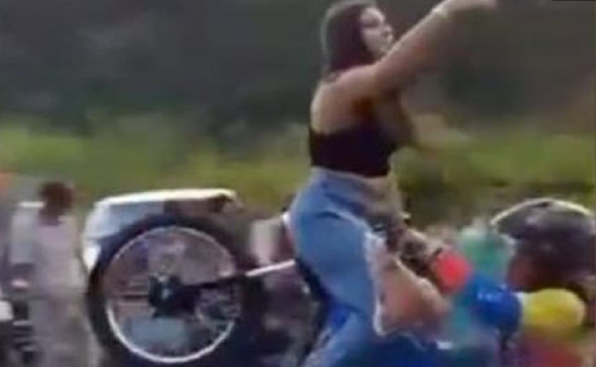 FUERTE VIDEO: Joven cae de motocicleta y se convulsiona tras fuerte golpe