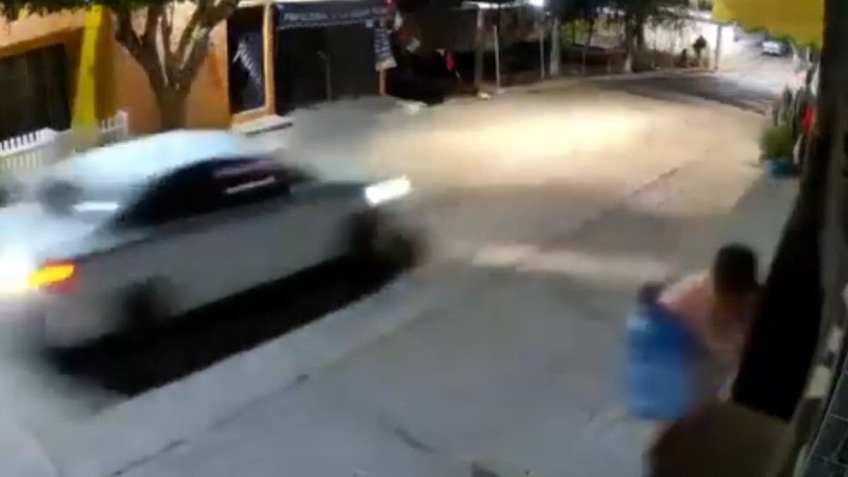 ¡Impactante! Taxista provoca pánico al disparar en plena calle - ¡Imágenes impactantes!