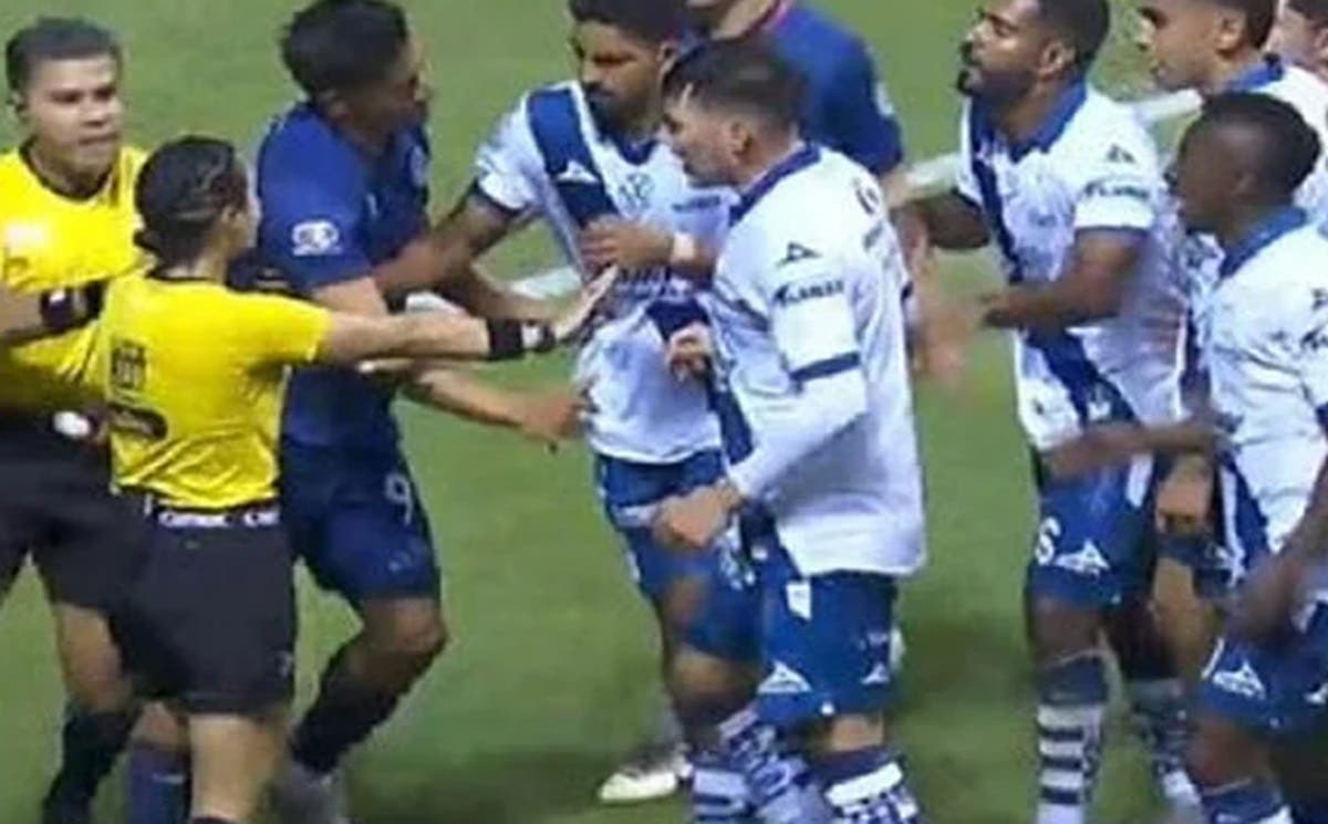 Polémica en el fútbol: Jugadores del Club Puebla arremeten contra árbitra por penal decisivo contra Cruz Azul
