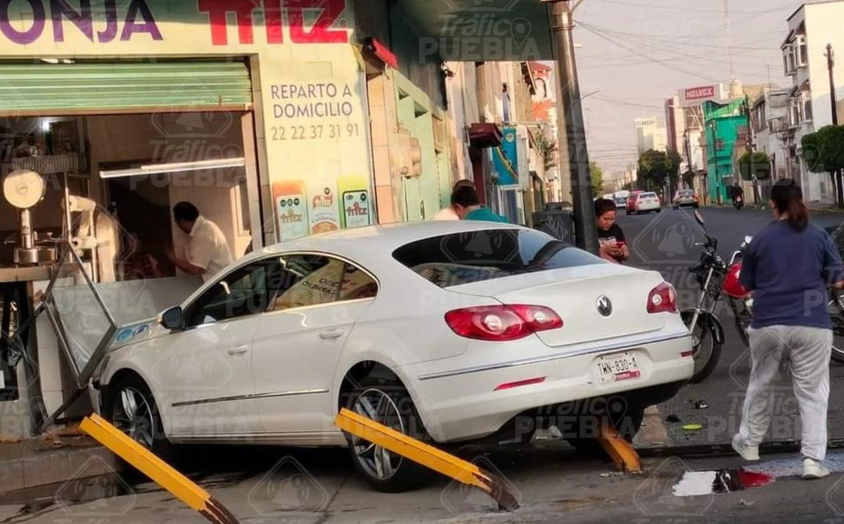 ¡Impactante! Automóvil se incrusta en carnicería “La Lonja” tras choque en esquina de Puebla