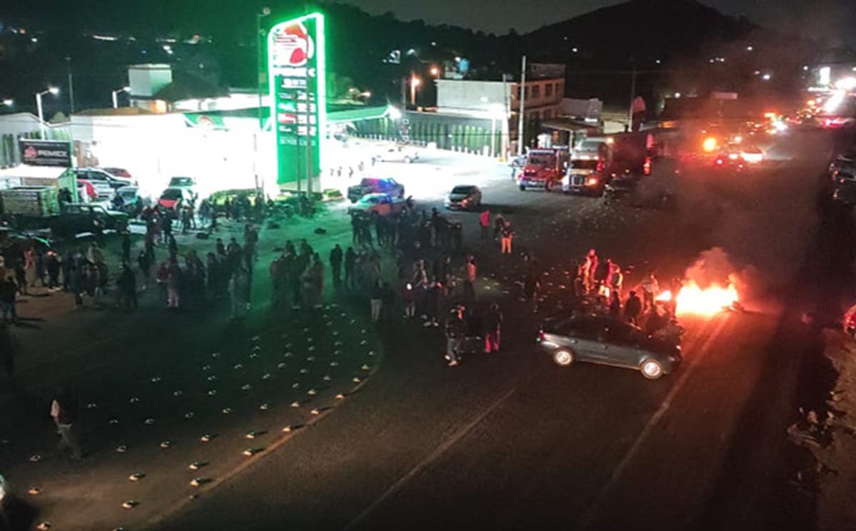 Caos en Tetla: Policías lanzan gas contra manifestantes para liberar carretera y rescatar a funcionario del Ayuntamiento