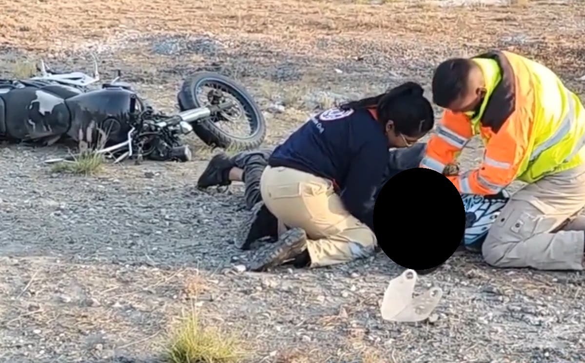 Pánico en Vía Atlixcáyotl; Motociclista sufre accidente y se queda dormido junto a su moto; lo hacían muerto