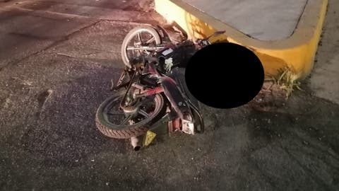 Patrulla de la policía atropella a jovencito de 14 años que viabaja en una moto en Puebla