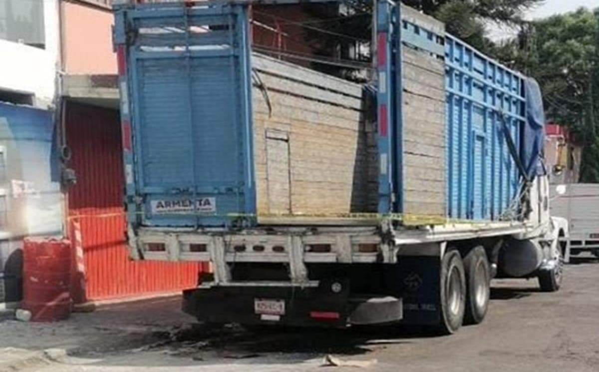 Abuelito muere al interior de su camión en colonia de San Ángel