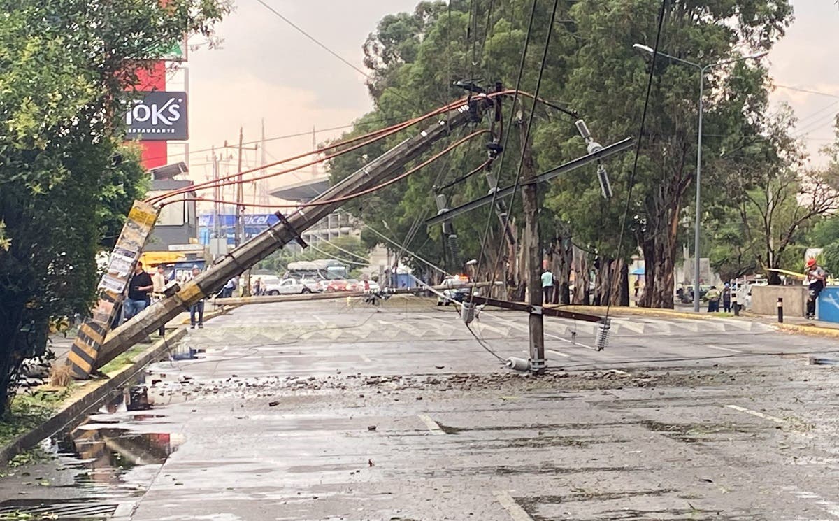 FUERTE Tormenta Derriba Postes y Provoca Apagones en Puebla Capital