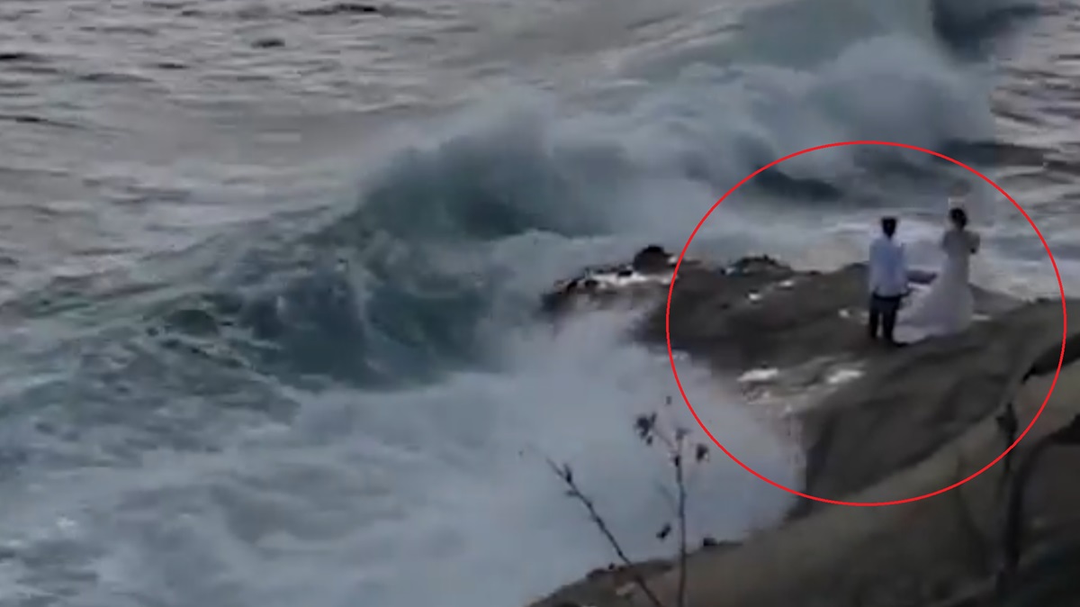 VIDEO: Ola Gigante “Traga” a Pareja de Novios Durante Sesión de Fotos