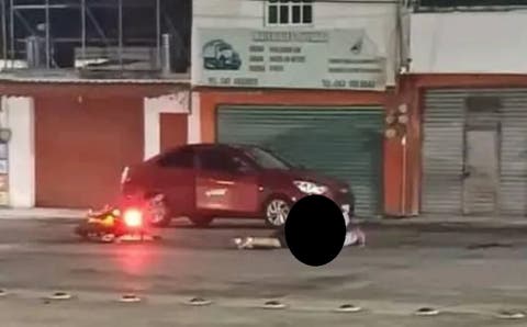 Conductor Huyó Tras Atropellar a Pareja de Motociclistas en un semáforo en Puebla