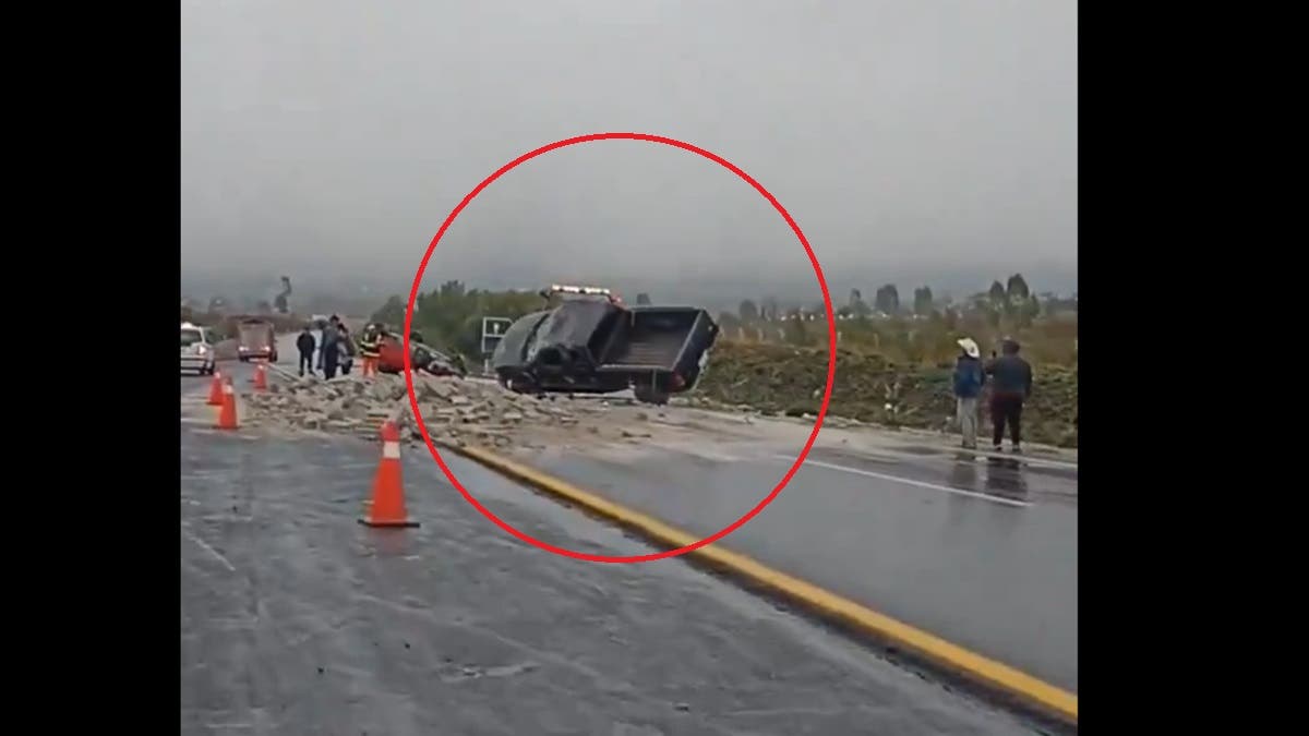 ¡Accidente en la Autopista Puebla-Atlixco! Vuelcan Dos Vehículos por Material de Construcción en el Pavimento