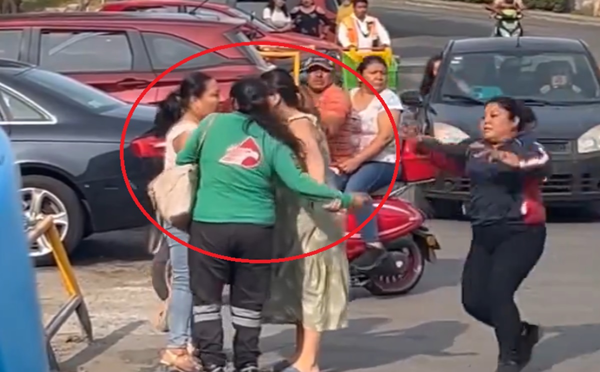 ¡Como en las Luchas! Poblanas se Agarran de las Greñas en Pelea Afuera de Aurrerá