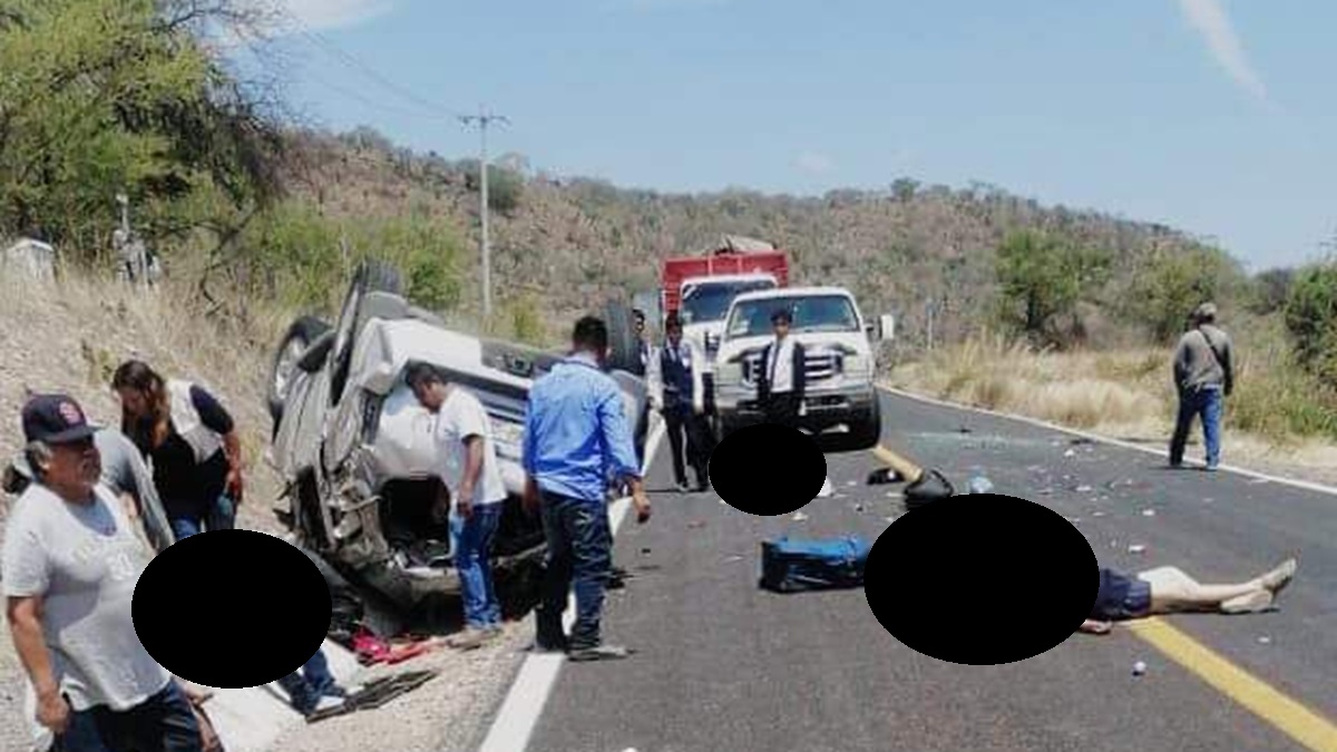 Tragedia en la Carretera: Dos Fallecidos y Múltiples Heridos en Impactante Volcadura en Petlalcingo”