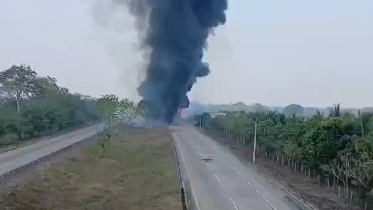 ¡Emergencia en la Carretera! Pipa de Gasolina Vuelca en Coatzacoalcos-Cárdenas: Conductor Gravemente Herido