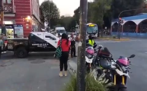 Accidente en Puebla: Camioneta de Valores Lesiona a Mujer al Pasarse Semáforo en Rojo en la 11 Norte