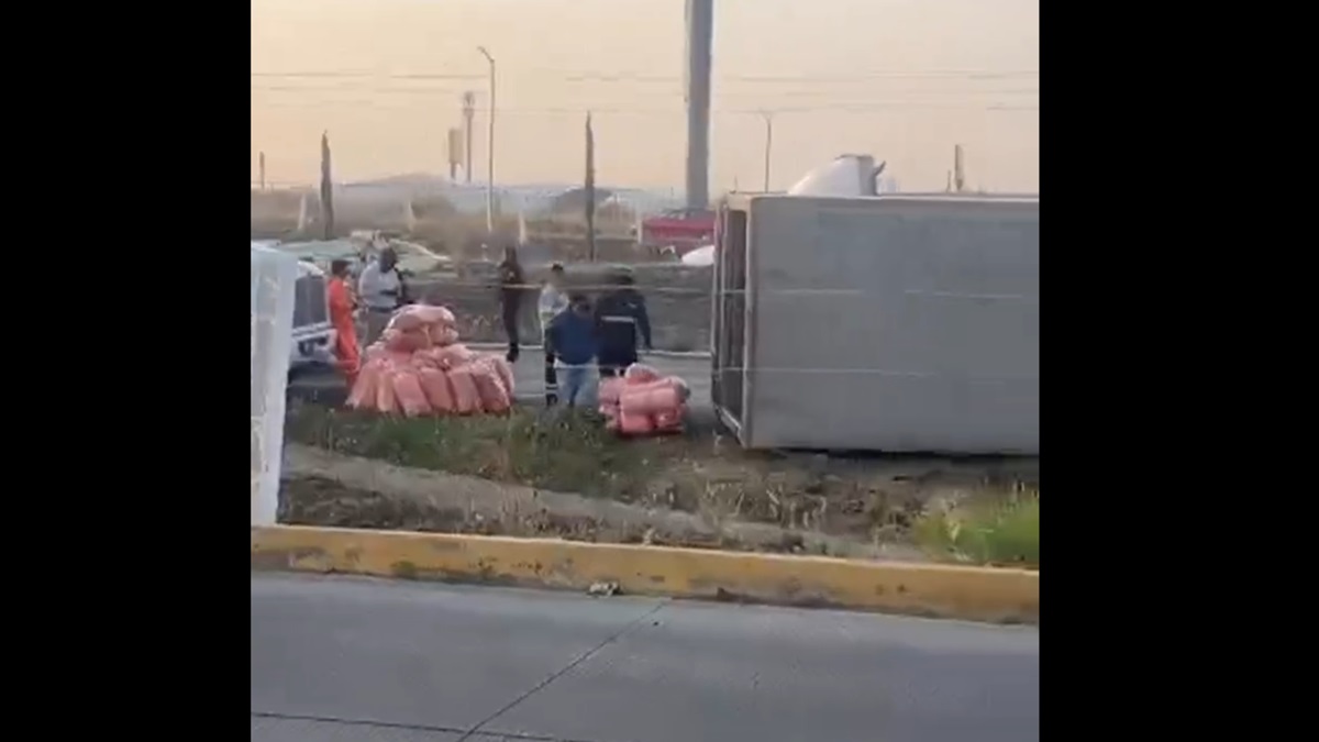 Impactante Volcadura de Tráiler Cargado de Frituras en la Autopista Puebla-Atlixco