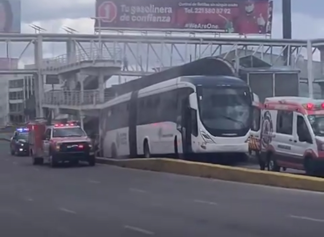¡Pánico en la RUTA! Unidad de Línea 1 se incendia en Bulevar Atlixco y las Puertas no abrieron