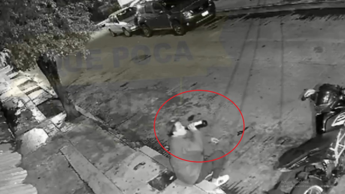 ¡No lo dejaron ni acabar su caguama! Asaltantes le disparan mientras tomaba en la banqueta