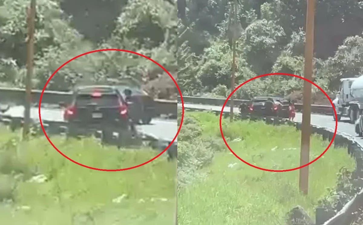 Policías ayudan a poblanos a cruzar la inundación en Hermanos Serdán (VIDEO)