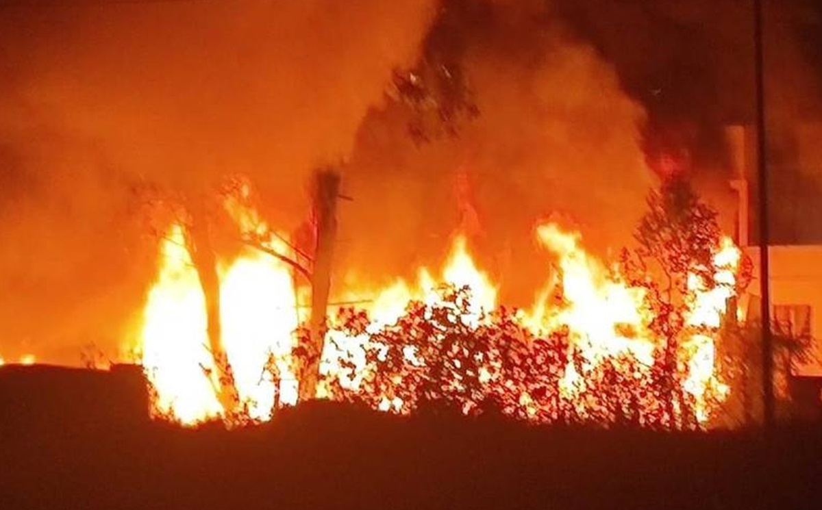 ¡Tragedia en la México-Puebla! Indigente muere calcinado al incendiarse su hogar improvisado