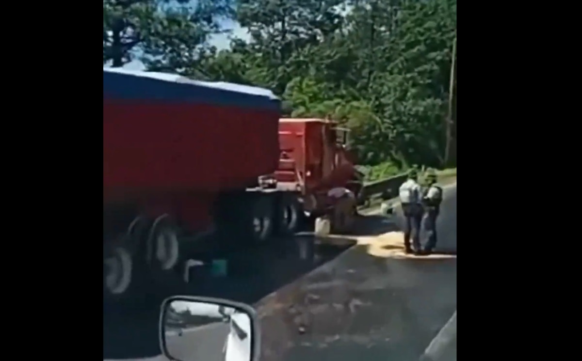 ¡Intento de asalto termina en caos vial en la autopista Puebla-Orizaba!; Camión sufre percance tras ataque armado