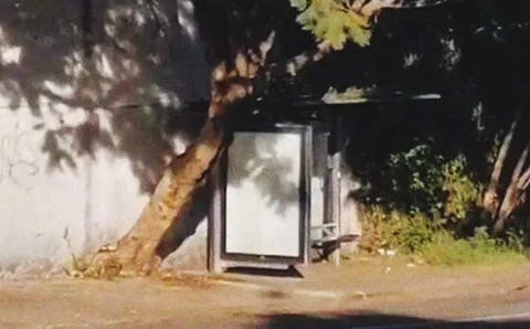 Captan momento en que un militar que se defiende de sujetos que balearon el portón de su casa, uno murió en el lugar