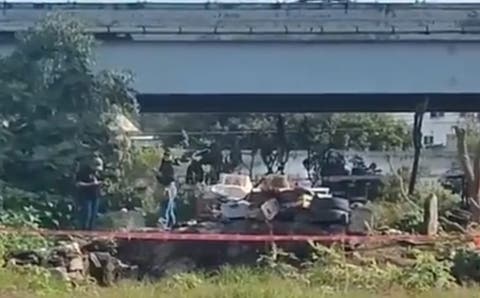¡Impactante! Poblana choca y abandona camioneta tras derribar postes en Huexotitla