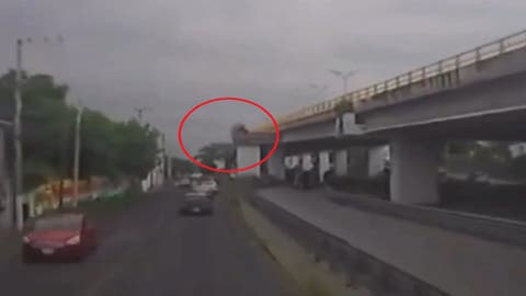 ¡Impactante! Camioneta cae desde puente en Distribuidor Vial Palmira; chofer sobrevive de milagro
