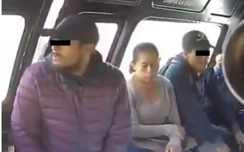 ¡Qué descaro! Policía de Apizaco sorprendido robando mochila a indigente en pleno centro
