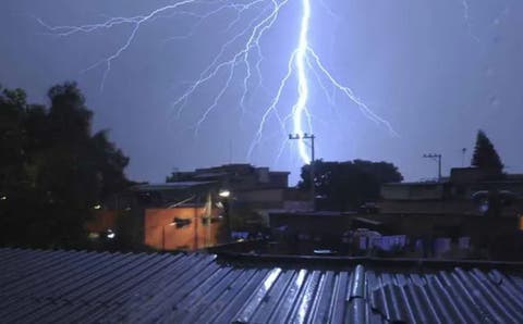 Tragedia en Cholula: Rayo mata a padre e hijo en pleno patio de su casa