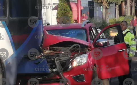 Fuerte Choque entre Transporte Público y particular en Av. Margaritas y Av. Nacional
