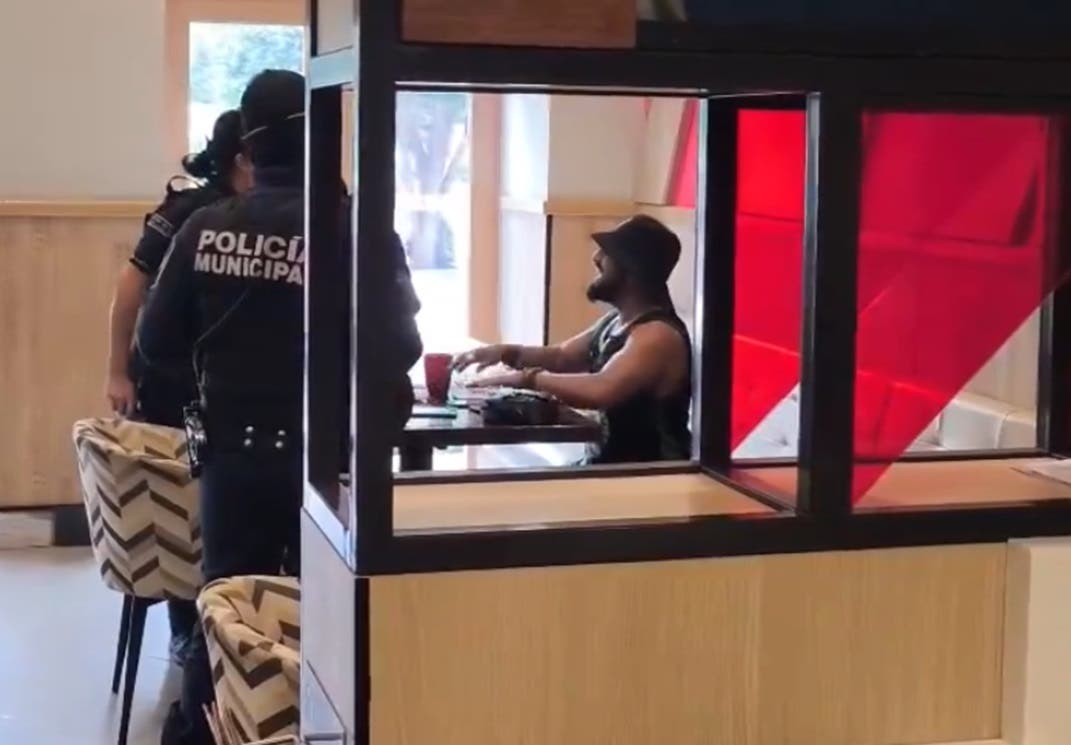 ¡Indignante! Policía revisa a cliente en Vips por su apariencia física