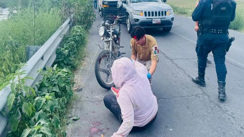 ¡Por poco y no la cuenta! Perrito se atraviesa y provoca caída de motociclista en Puebla