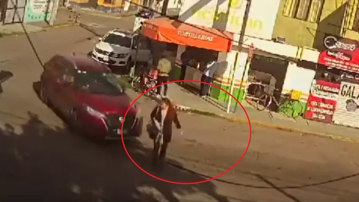 ¡Se busca! Conductor arrolla a una poblana en Mayorazgo y huye sin darle auxilio (VIDEO)