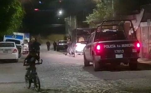 ¡Impactante! Zanja se traga un auto en la 11 Sur de Puebla, junto al Bodega Aurrerá