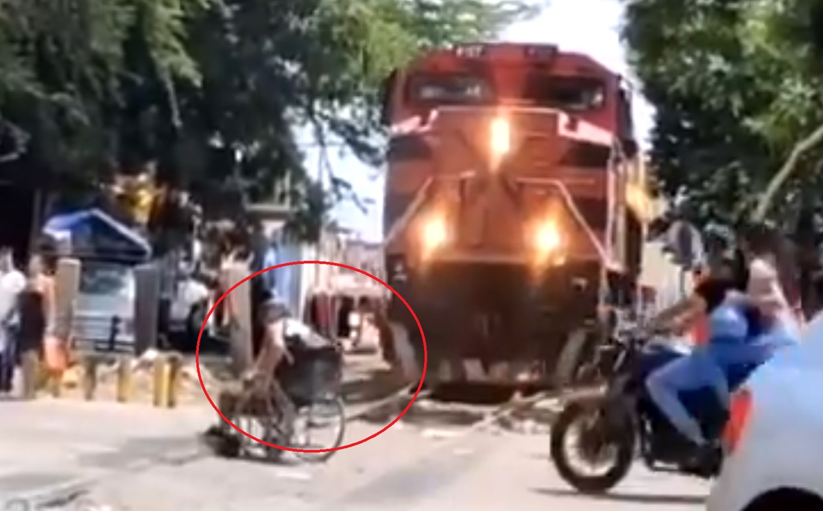 ¡INSÓLITO! Hombre en silla de ruedas desafía al tren y casi es atropellado