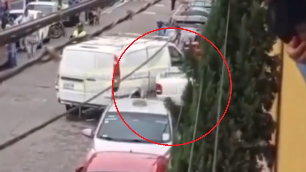 Harto del estorbo: Vecino empuja camioneta con su propio vehículo en la entrada de su casa en  Huehuetoca