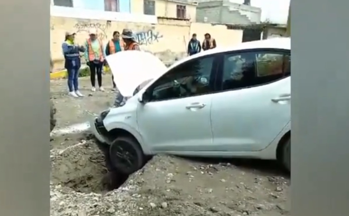 Zanja sin señalizar causa daños a vehículo en la Colonia Del Valle; trabajadores del Ayuntamiento involucrados