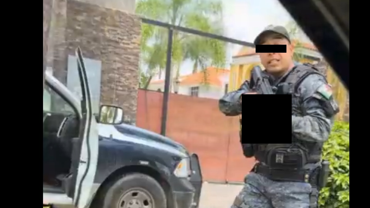 Captan a policías apuntando con su arma a automovilista para extorsionarlo con 5 mil pesos