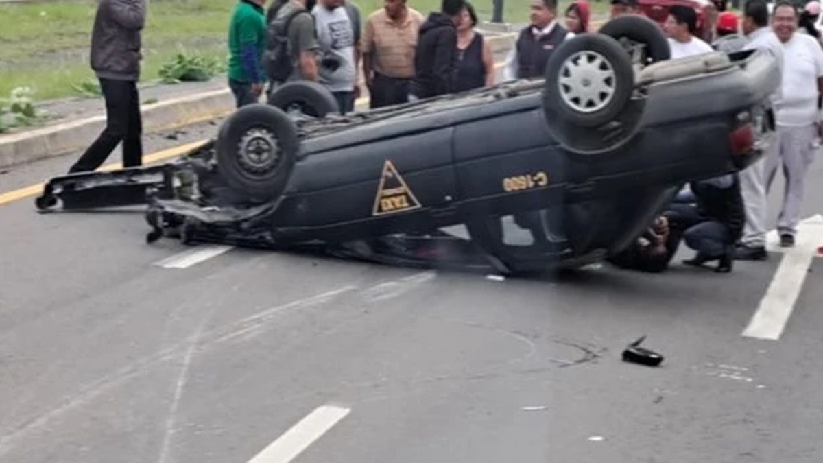 ¡Impactante volcadura! Taxista lesionado tras accidente en el Periférico Ecológico