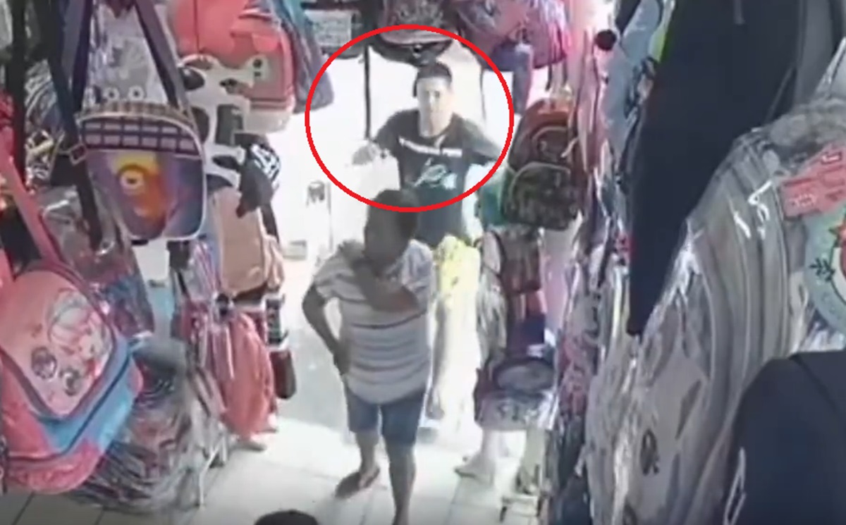 ¡Indignante! Hombre drogado patea a una abuelita en Martínez de la Torre