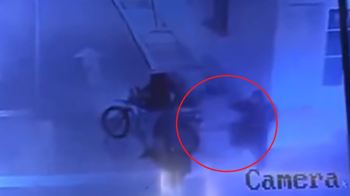 ¡A mochilazos! Poblano vecino de Cuautlancingo frustra asalto de motoladrones (VIDEO)