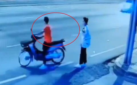 FUERTE VIDEO Hombre se despide de su novia y es atropellado segundos después