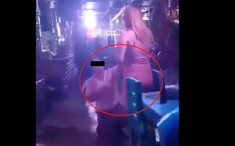 VIDEO ¡Joven le propone matrimonio a una “cariñosa” en plena cantina!