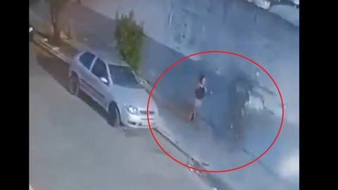 FUERTE VIDEO Autobús choca contra pared y aplasta a una mujer en un impactante accidente