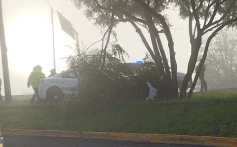 ¡Accidente en el Periférico Ecológico! Patrulla de la Guardia Nacional vuelca cerca del C5; tráfico y neblina complican la zona