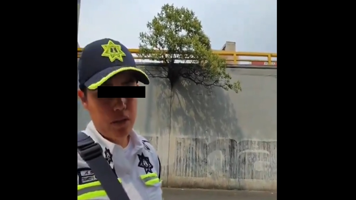 Captan a policía de tránsito recibiendo “mordida” de automovilista que no traía verificación