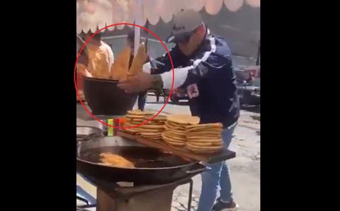 ¡Con los molotes, NO! Inspectores derriban puesto de antojitos frente a Finanzas en Puebla