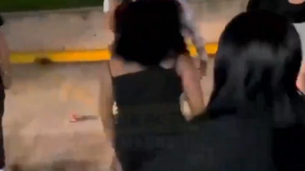 Mujeres pasadas de compas se agarran a golpes en un estacionamiento de Walmart durante evento de Club de Autos