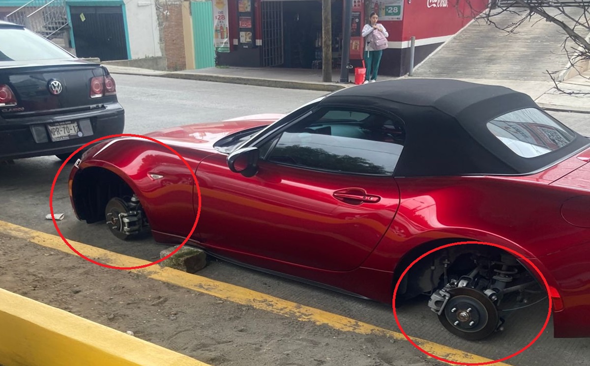 ¡Sin control! A Plena Luz Del Día Roban llantas de Mazda Miata MX-5 nuevo en Puebla, lo dejan “en el aire”