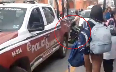 VIDEO ¡Insólito! Mujeres policías en Amozoc chocan moto al no poder estacionar la patrulla en zona escolar