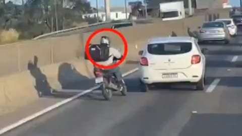 ¡Imágenes fuertes! Motociclista pierde la vida tras discutir con automovilista y sufrir brutal accidente